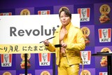 「G」を書こうとする西川貴教。
