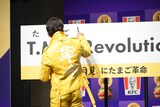 筆を走らせる西川貴教。