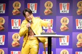 「とろ～り月見フィレバーガー」を確認する西川貴教。