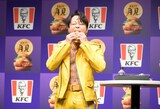 「とろ～り月見フィレバーガー」にかぶりつく西川貴教。