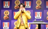 「とろ～り月見フィレバーガー」にかぶりつく西川貴教。