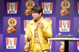 もぐもぐする西川貴教。