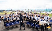MON7A、日本航空高校吹奏楽部と一緒に「僕のかわい子ちゃん」を演奏