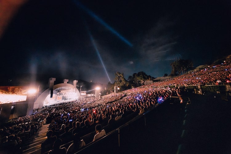 「YOASOBI NORTH AMERICA TOUR 2026 "NEVER ENDING STORIES"」アメリカ・ロサンゼルス Hollywood Bowl公演の様子。（Photo by Matty Vogel）