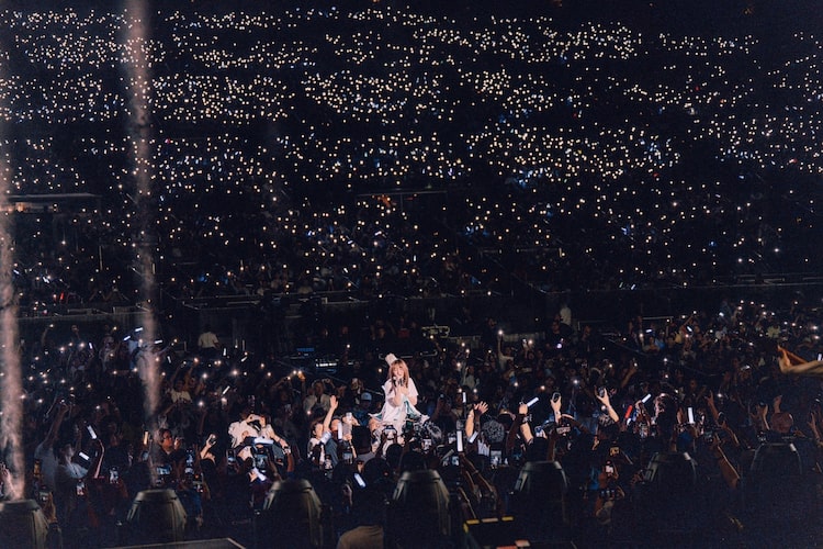 「YOASOBI NORTH AMERICA TOUR 2026 "NEVER ENDING STORIES"」アメリカ・ロサンゼルス Hollywood Bowl公演の様子。（Photo by Matty Vogel）
