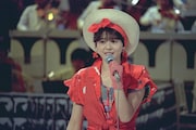 1983年5月23日放送回で「まっ赤な女の子」を歌う小泉今日子。