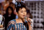 1990年7月18日放送回で「La La La…」を歌う小泉今日子。