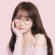 「ヒロイン顔♡中顔面短縮メガネ」を着用した＝LOVEの大谷映美里。