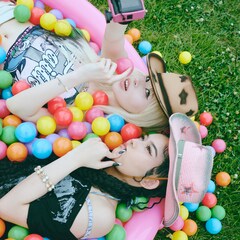 Alif WolfとLizaのコラボ曲「On my wave」配信、誰にも縛られない女性像描いたサマーチューン