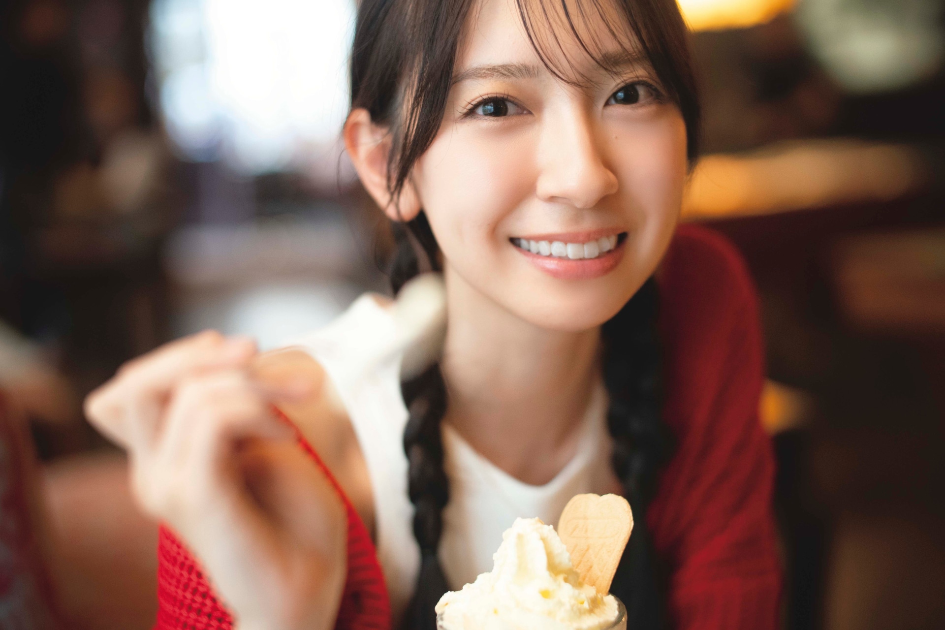 日向坂46富田鈴花、発売中の写真集より未公開ポストカードとパネル展示