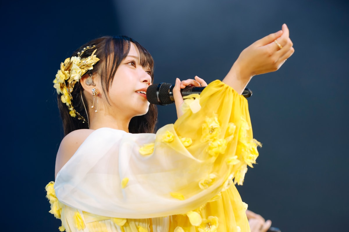 佐々木久美、日向坂46の歴代衣装に囲まれる - 音楽ナタリー