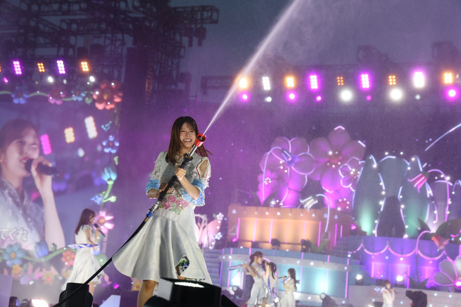 客席に向けて放水する奥田いろは。©乃木坂46LLC [画像ギャラリー 27/27