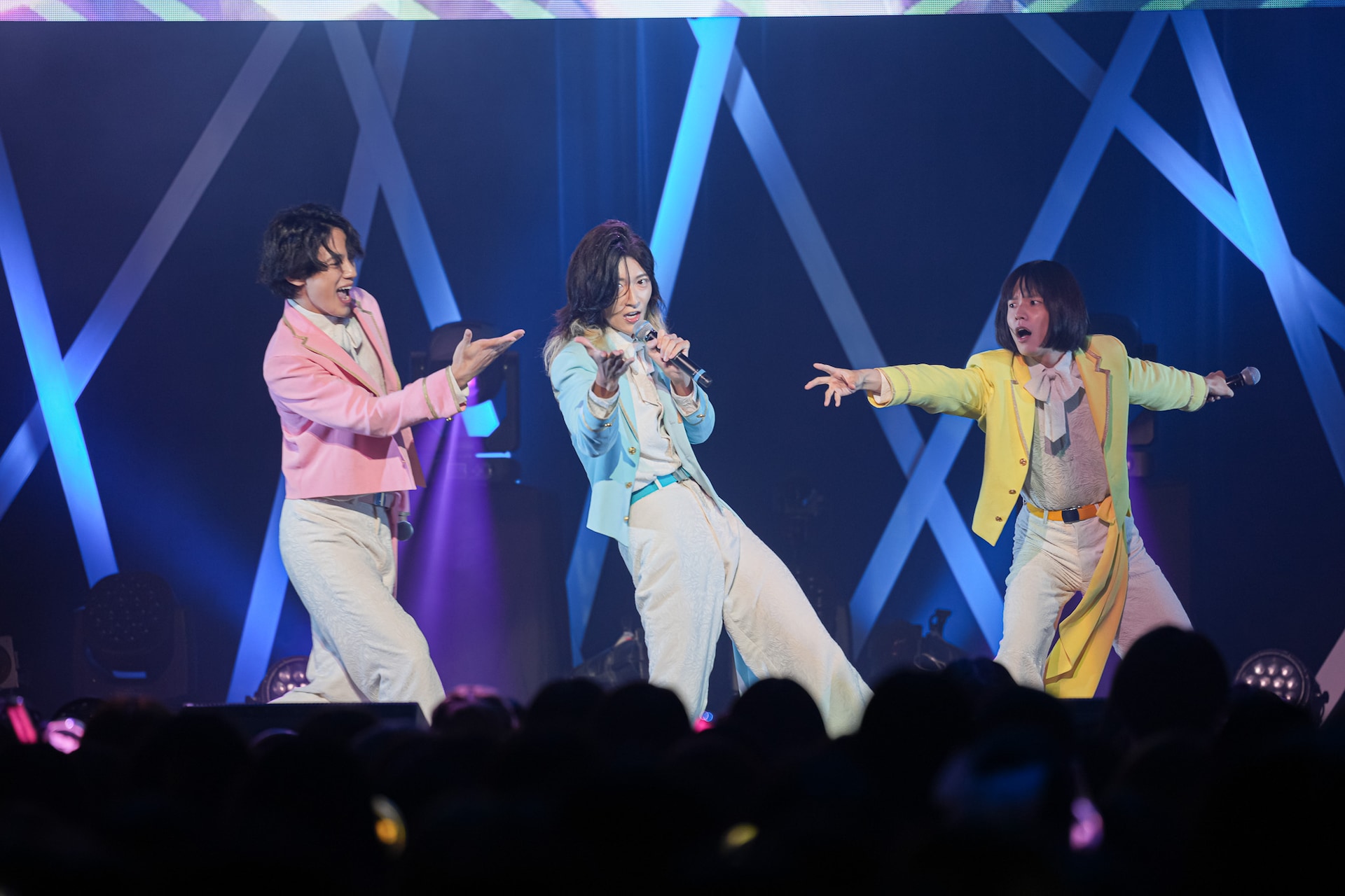 モナキ トレーディング カード Zepp サカイjr ケンケン おヨネ 左からケンケン、サカイJr.、おヨネ。 [画像・動画ギャラリー 24/47