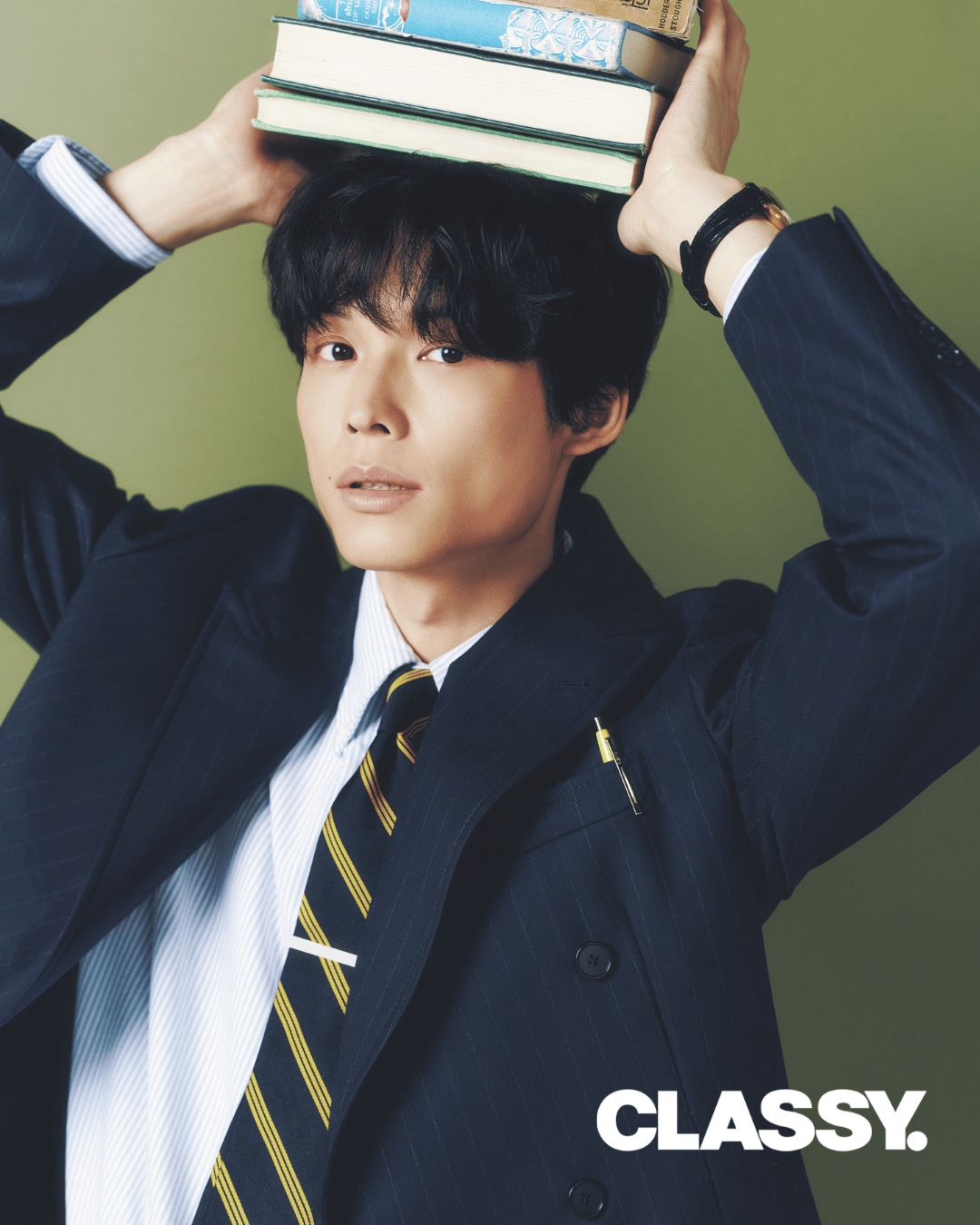 SixTONES松村北斗が眼鏡姿で「CLASSY.」登場、服選びのこだわり明かす