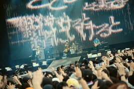 BUMP OF CHICKENの凱旋やThe Strokesがスタジアム沸かせた「サマソニ」初日、ケシ×HANAやマンウィズ×Zebraheadコラボも