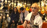 御茶ノ水の楽器店で弾き語る神山智洋（WEST.）を見守る又吉直樹（ピース）と吉村崇（平成ノブシコブシ）。