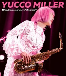 ユッコ・ミラーが初のライブBlu-rayをリリース、「名探偵コナン」テーマや「マトリョシカ」も披露