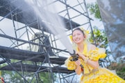 放水銃で水を撒く菅田愛貴。