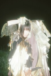 母になったAimerのデビュー15周年プロジェクト始動、8thアルバム発売＆ワンマンライブ開催