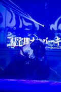 「絶絶絶絶対聖域」を歌うano。（撮影：横山マサト）