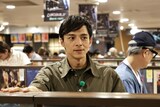 タワーレコード渋谷店のアナログレコードフロアを訪れた満島真之介。