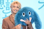 セロルを我が子のように抱きしめる髙橋海人（King & Prince）。