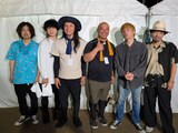 ステージ裏で対面したクリープハイプとトム・ブラウン。©︎札幌テレビ