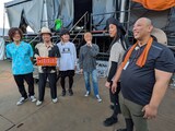 ステージ裏で対面したクリープハイプとトム・ブラウン。©︎札幌テレビ
