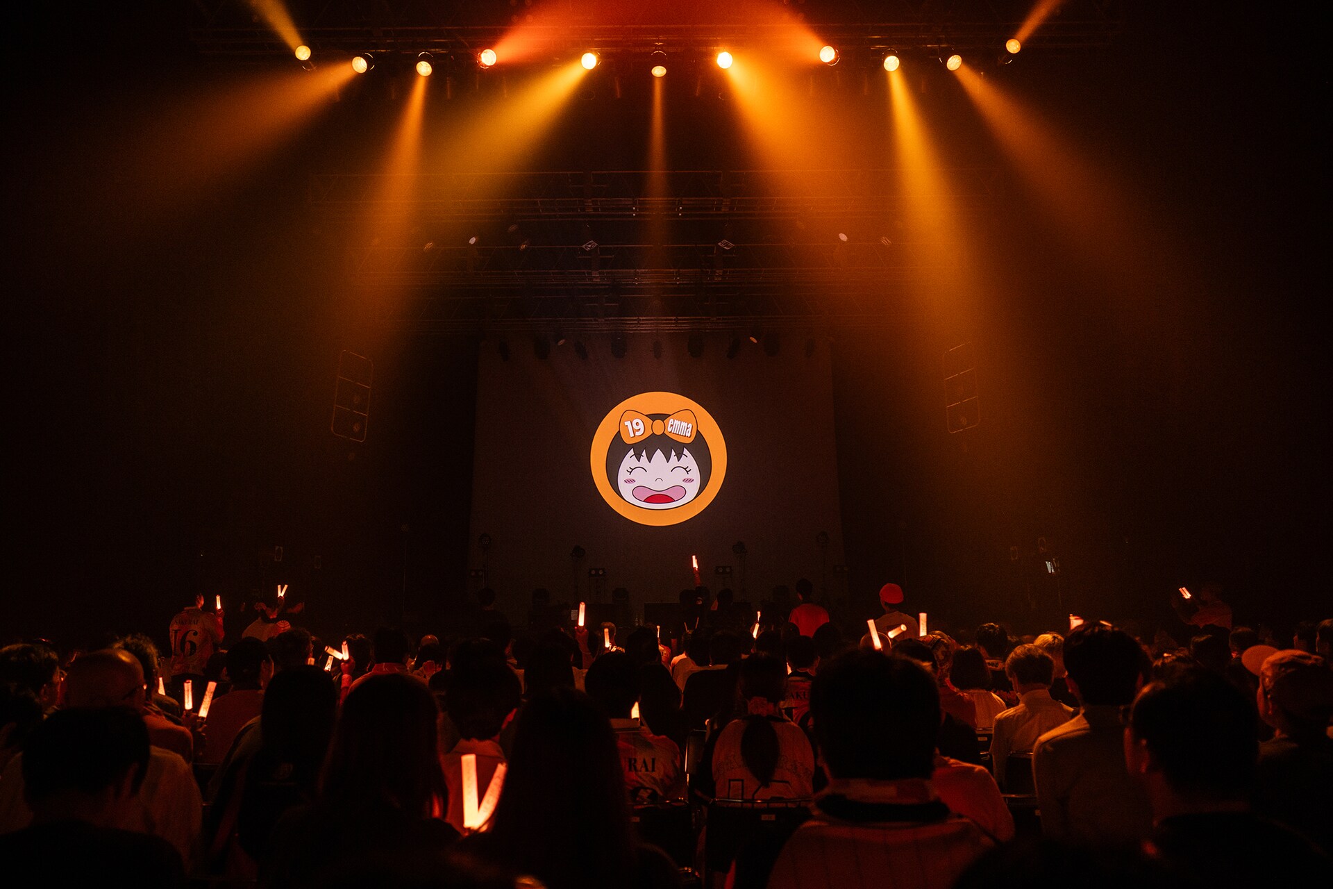 オレンジ色に染まったZepp DiverCity（TOKYO）。 [画像ギャラリー 20