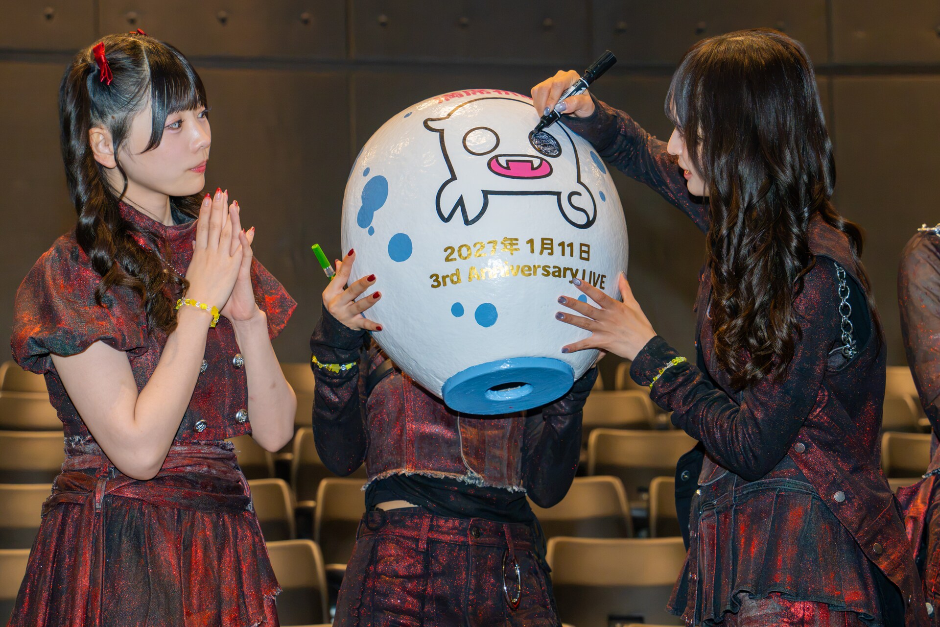 3rd Anniversary Live」のチケット完売を祈願して「ホワスピだるま開眼
