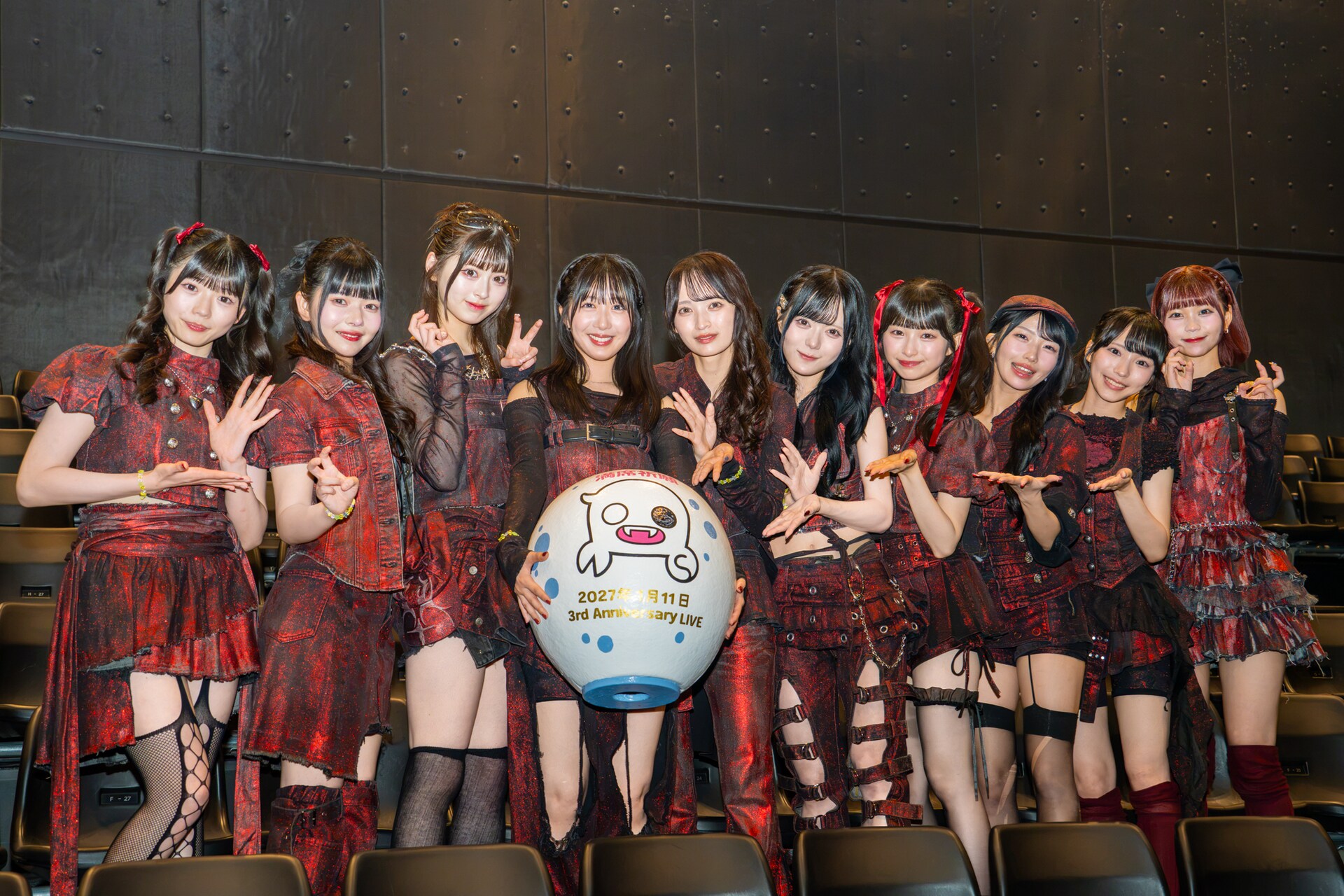 3rd Anniversary Live」のチケット完売を祈願して「ホワスピだるま開眼
