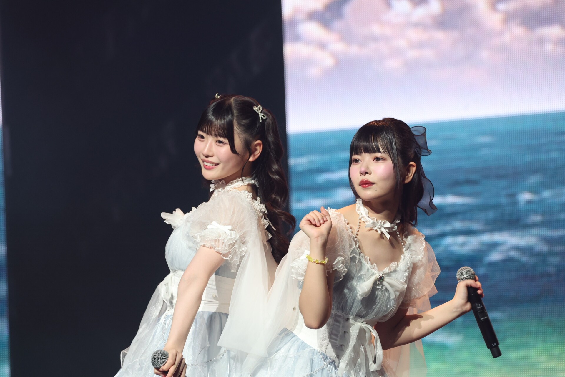 桃色Summer」を歌うMOぉ～NAっTSU（MOMOとNATSU）。©T-PRO/KING