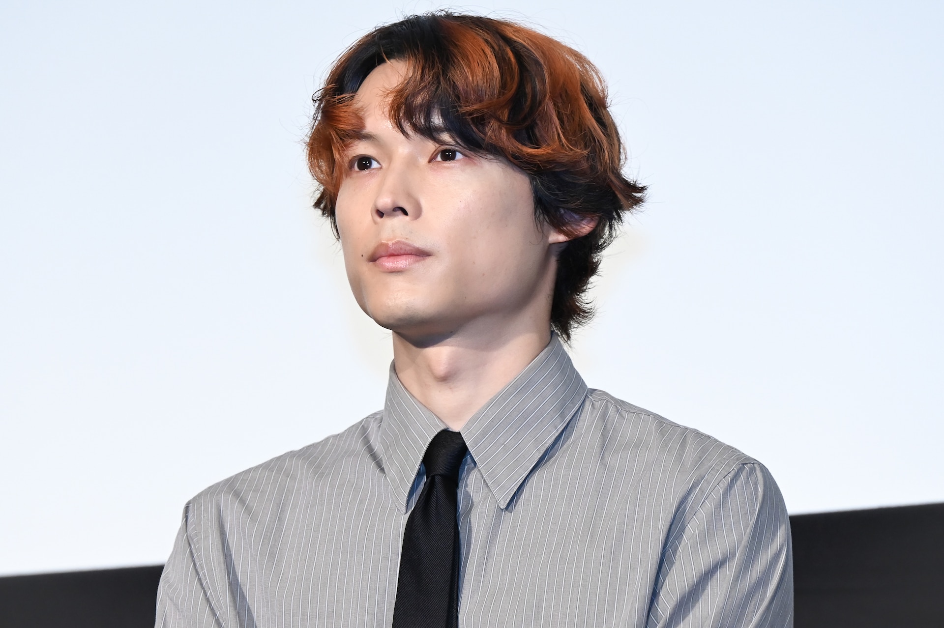 客席を見渡す松村北斗（SixTONES）。 [画像・動画ギャラリー 2/8