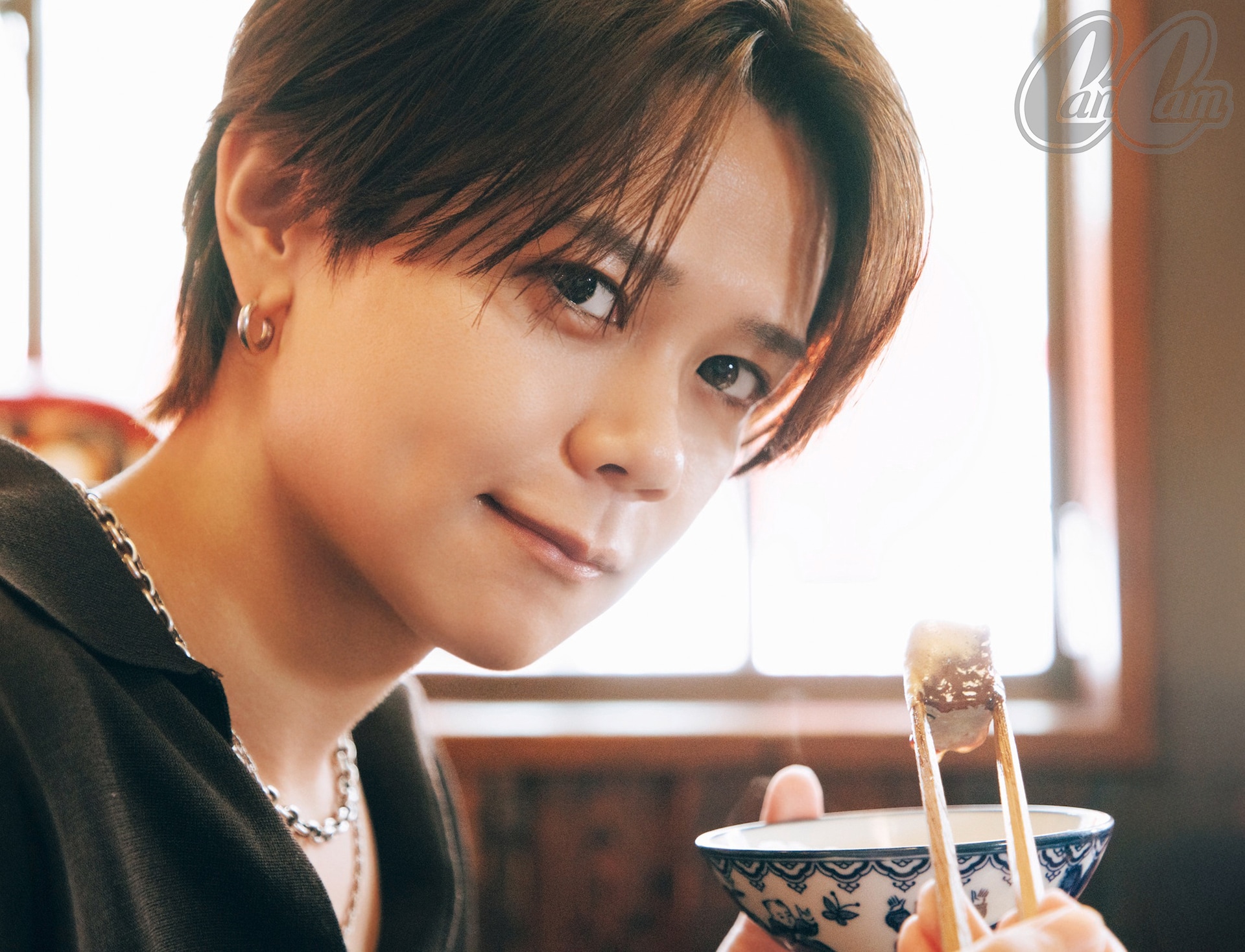 INI藤牧京介「CanCam」で好物のすき焼きをもぐもぐ - 音楽ナタリー