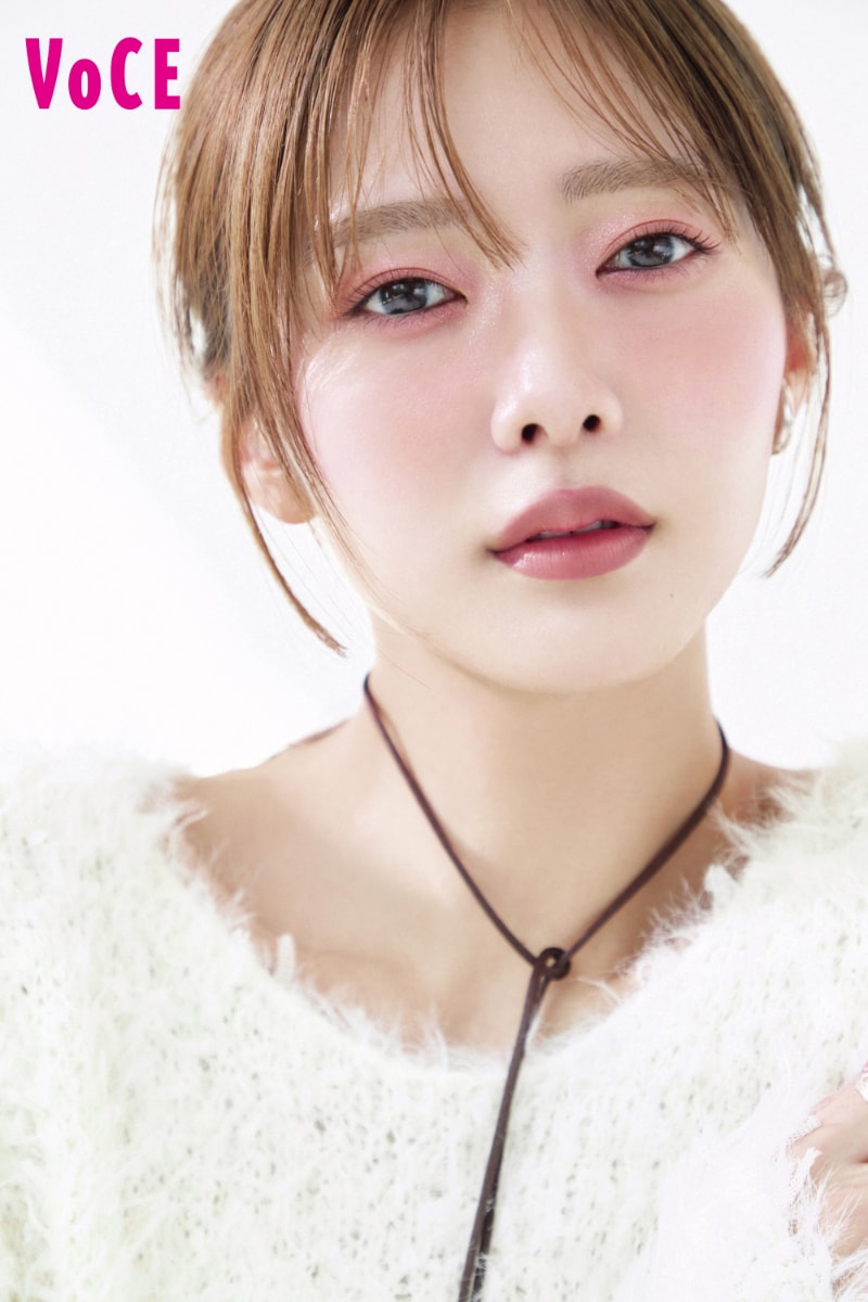 峡谷の奥地に田村保乃、真っ赤なドレスが映え映え | JOYSOUND 音楽ニュース