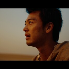 竹内涼真がナミブ砂漠で主人公と自身の境界線超える、優里の楽曲「世界が終わりました」MV公開