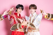 曽野舜太と山中柔太朗。周囲には2人の衣装をつまもうとする塩﨑太智、佐野勇斗、吉田仁人。