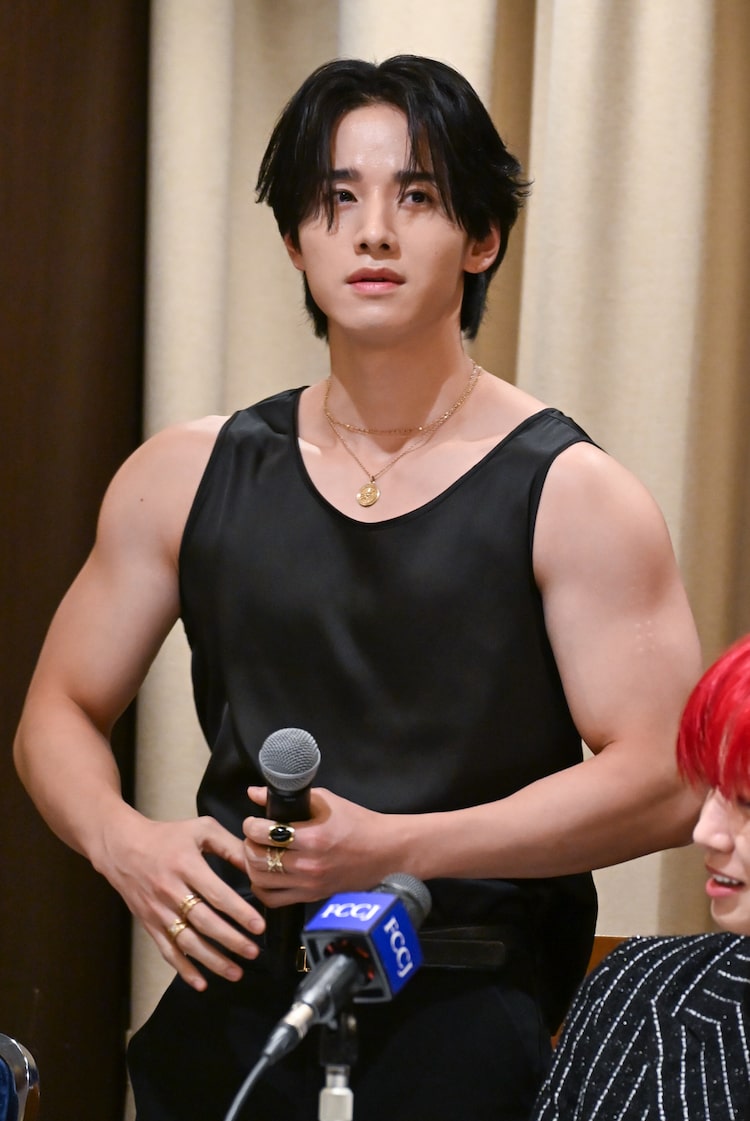 会見冒頭で「I'm muscle」とジャケットを脱いで筋肉をアピールする佐藤景瑚。