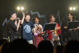 藤井隆のあるあるを歌うレイザーラモンRG（左）。
