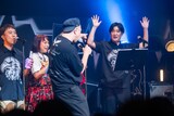 田中直樹のあるあるを歌うレイザーラモンRG（中央）。