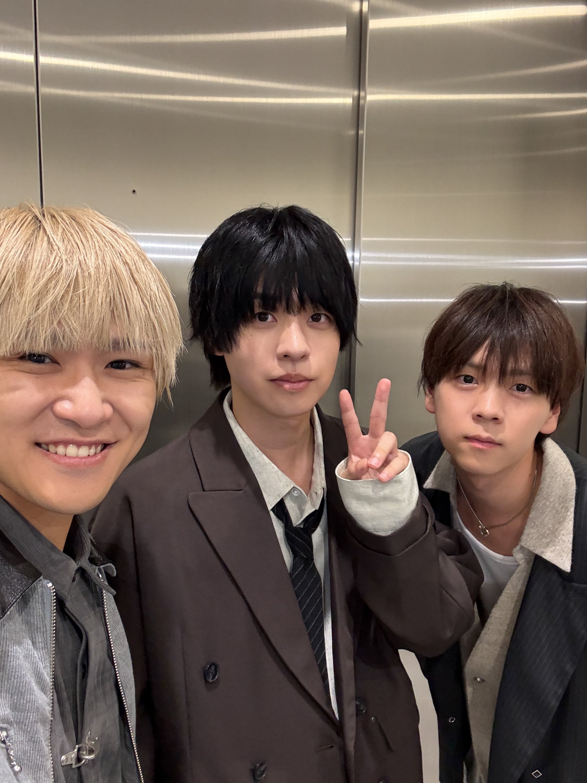 日向坂46富田鈴花がベッドにごろり、封入ポストカード絵柄解禁＆購入者