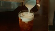 目黒蓮（Snow Man）が出演する新テレビCM「紅茶のラテ」編より。