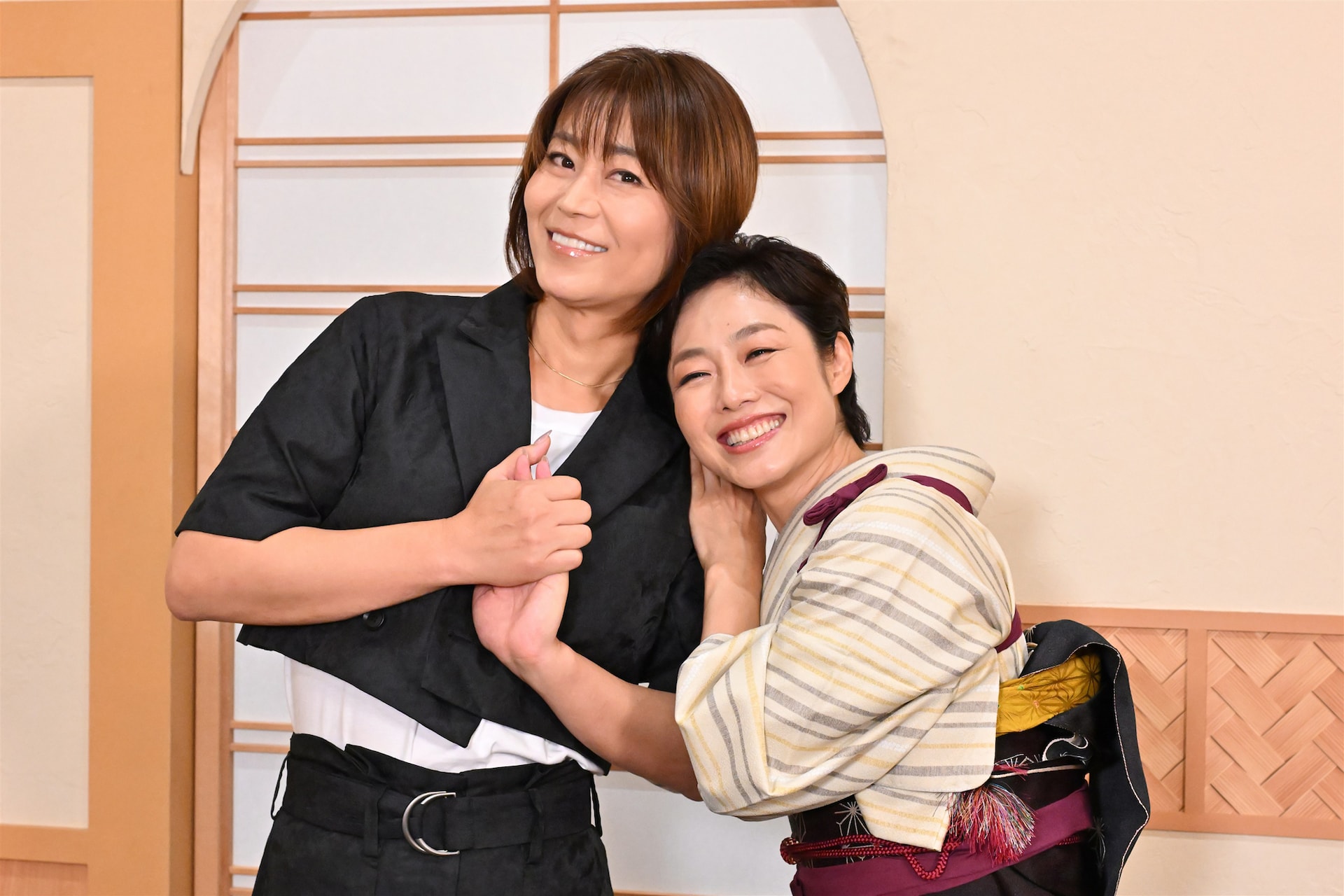 M!LK新アルバム「HOME MADE CHU!?」発売決定、古民家でくつろぐ新アー