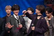 八木勇征の頭の上に乗った紙吹雪を取ってあげる中島颯太（右）。