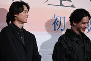 笑う合う松村北斗（SixTONES）と横浜流星。