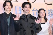 手を振る松村北斗（SixTONES）、横浜流星、広瀬すず。