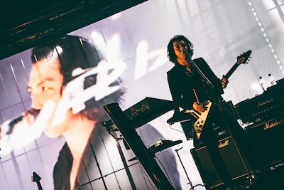 小林祐介（Vo, G, Syn）（撮影：タカギユウスケ）
