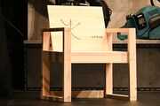 髙地優吾が作ったイス。YKのロゴ入り。
