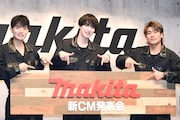 協力して作ったフォトパネルを指差す髙地優吾、ジェシー、森本慎太郎。