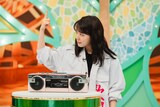 「ピッタリ！ 30秒ラジカセ」に挑戦する上白石萌音。©TBS